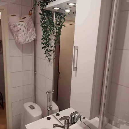 Compact Pretty Apartment, Great Location *