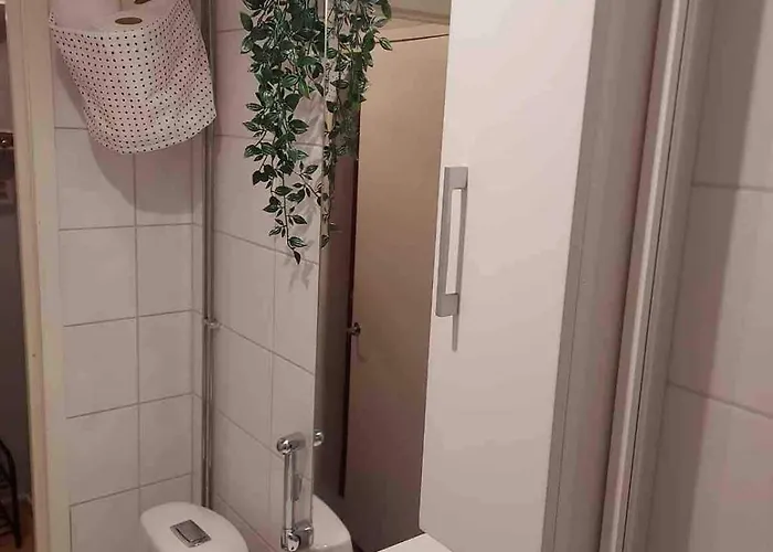 Compact Pretty Apartment, Great Location *